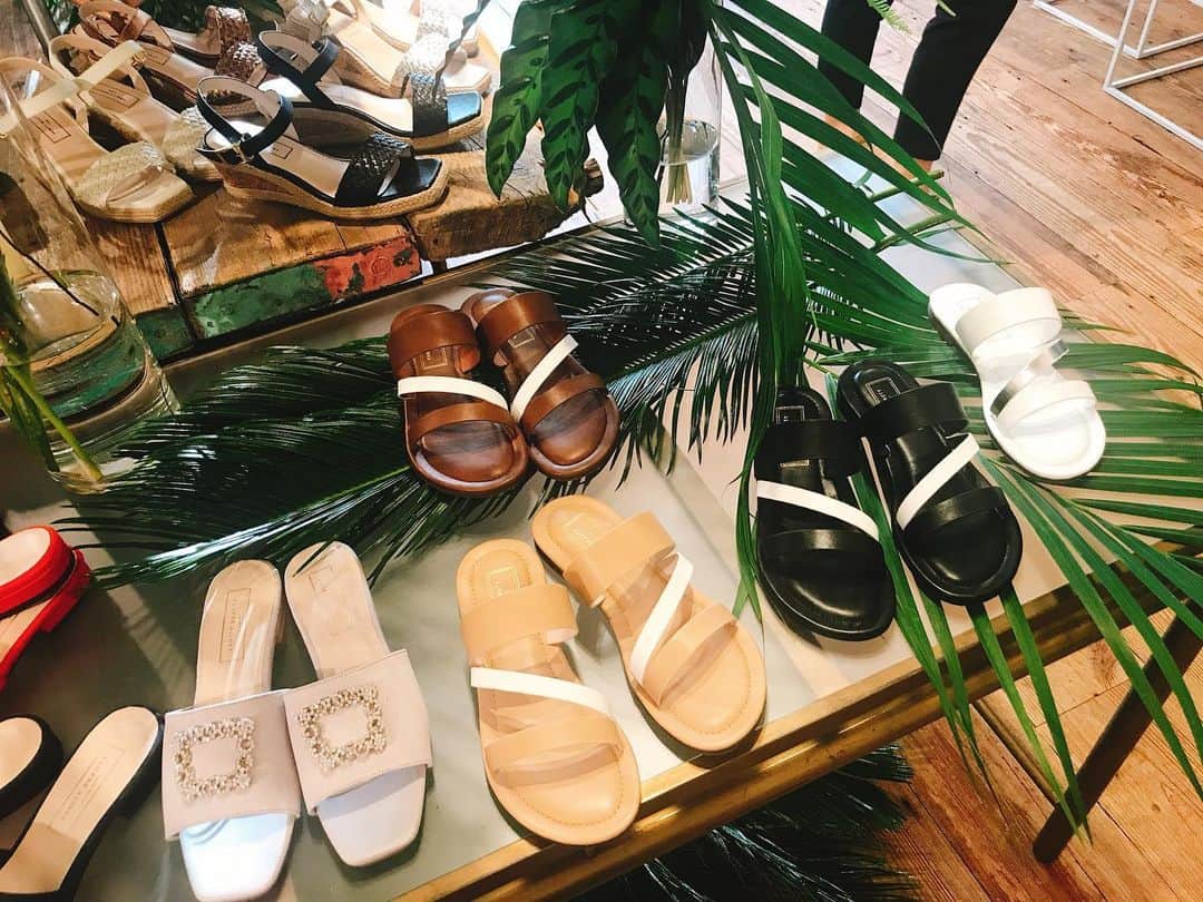 赤谷奈緒子のインスタグラム：「カタログ撮影無事に終わり、、♡VANTY BEAUTYの展示会へ💕👠 . すぐに届く夏物のサンダルや靴を2足と冬物の靴も一足オーダーしたよ💕 . お久しぶりのちーちゃんや尚ちゃんにも会えた♡♡ . とっても充実した1日❤️ . #shoes #靴 #VANTYBEAUTY #👠 #お値段も安くて可愛かった♡」