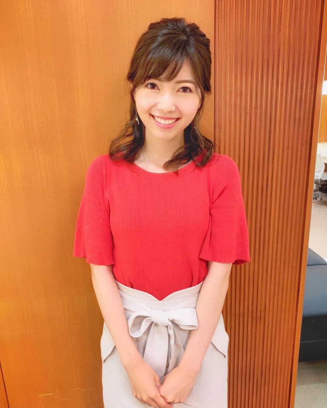 川又智菜美のインスタグラム：「はやドキ💛﻿ 水曜日ありがとうございました☺️﻿ ﻿ 今日はおめでたいビックニュースが﻿ 舞い込んできました〜🎊﻿ ﻿ 朝からびっくり&ほっこりな﻿ 気持ちになりましたよ👏﻿ ﻿ 蒼井優さん、山里亮太さん﻿ おめでとうございます🎉﻿ ﻿ #tbs #はやドキ #アナウンサー ﻿﻿﻿#セントフォース ﻿ #川又智菜美 #衣装」