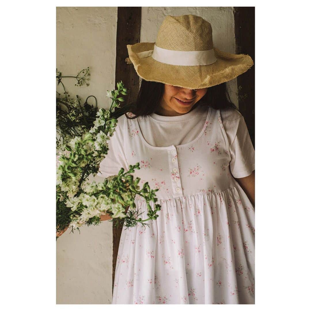 キャベジズ&ローゼズのインスタグラム：「All Smiles 😄 The Shabby Dress is a cheery frock made from 100% organic cotton 💖 She has five sweet C&R buttons on her bodice which is attached to a gently gathered skirt. The darling @justbelle is pictured here wearing the Shabby Dress in the Rosabelle print by @shabbychicofficial #organiccotton #organiccottonclothing #organicdress #floraldress #summeroutfit #shabbylovescabbagesandroses #shabbychicliving #sustainablestyle #cabbagesandroses #cabbagesandrosesfashion @christina_strutt @cabbagesandroses_shop 👆Link In Bio👆」