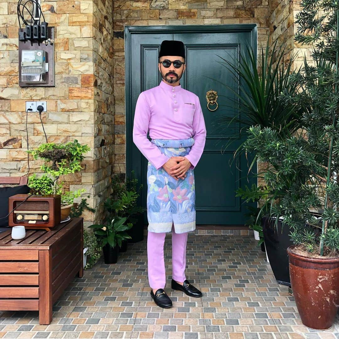 Wak Doyokさんのインスタグラム写真 - (Wak DoyokInstagram)「Baru sempat nak berOOTD raya, apa macam raya tahun ni smart sampin tak..? outfitt cun tak..? 👌🏻 #TeamRayaKl  #Eid2019 #Gucci #SongkitTerengganu #TakPanaske #AkuYangPakaikoYangPanas #KodahKenapa #MegWak #WakDoyok #LegasiWakDoyok #WDLifeStyle #WakDoyokFC #BeardedGentlemen #Sedagher #MensWear #Fashion #MensFashionReview #StreetFashion #Dapper #Ootd #Style #MensFashionPost #TheMenClub #MenWithClass #Details #Sartorialist #Pittiuomo #Class #British #Usa」6月5日 19時16分 - wakdoyok