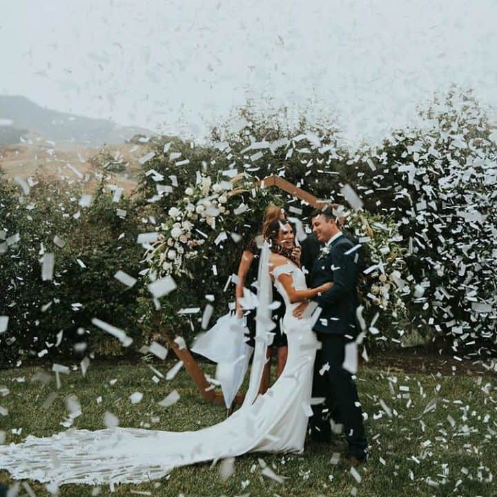 HappyWedding.Lifeさんのインスタグラム写真 - (HappyWedding.LifeInstagram)「ไอเดียเซอร์ไพร์สงานแต่งเก๋ๆ . . Get more inspiration 🔽 https://happywedding.life/th/wedding-deco 🔍 ตกแต่งงานแต่งงาน . . #backdrop #weddingmemories #weddingplanning #weddingthailand #happywedding #happyweddinglife #bride #engaged #engagement #wedding #weddings #weddingideas #weddinginspiration #weddingflowers #weddingday #realwedding #love #bridal #Decoration #weddingdecorations #happyweddingth #ไอเดียงานแต่งงาน #ไอเดียตกแต่งงานแต่ง #จัดงานแต่งงาน #ตกแต่งงานแต่งราคาถูก #ตกแต่งสถานที่ . . nice idea via >> @katiegriffphoto」6月5日 19時16分 - happywedding.life