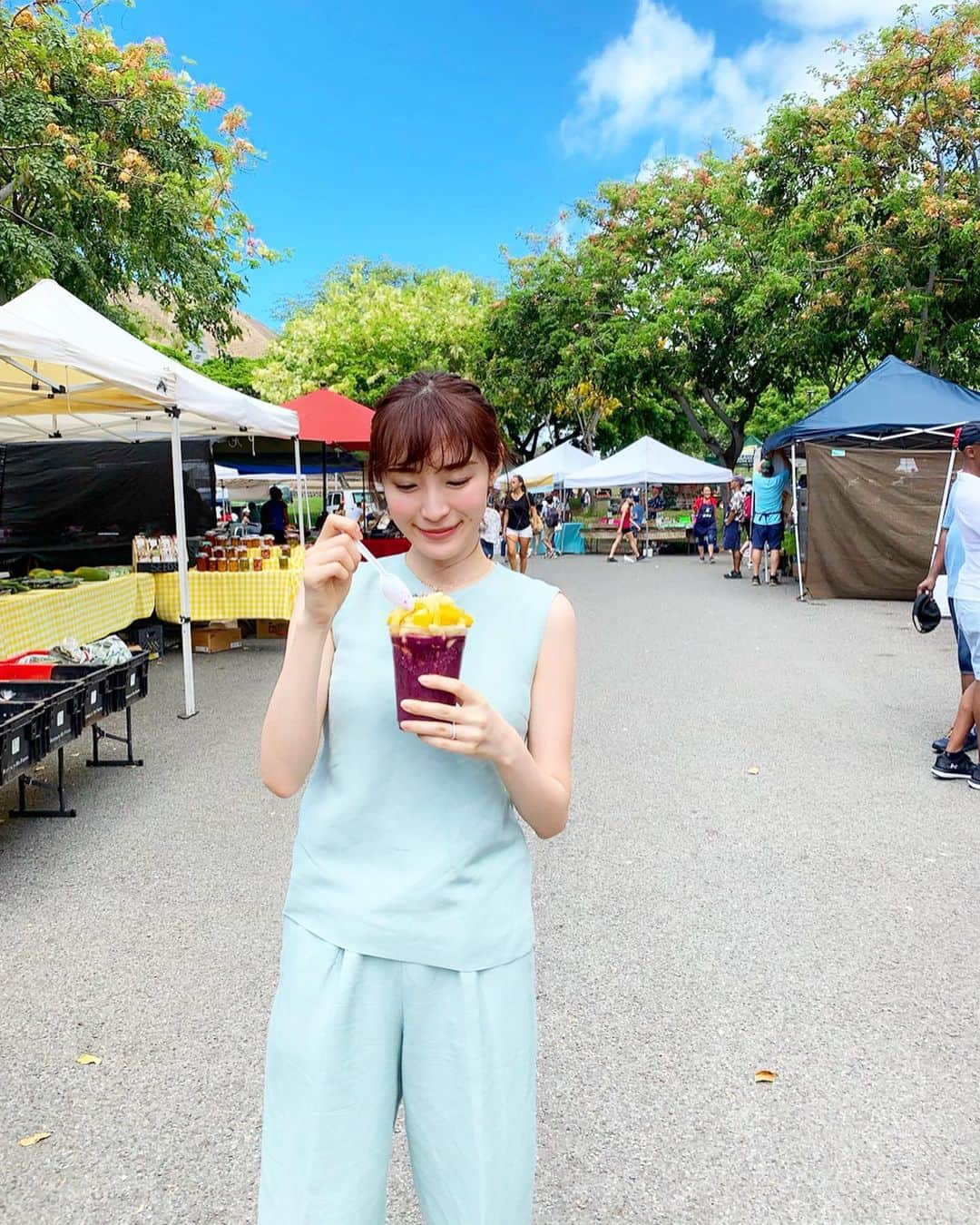 小林真由さんのインスタグラム写真 - (小林真由Instagram)「⋆﻿ ⋆﻿ 土曜日の朝はKCCファーマーズマーケットへ🍍🍑﻿ 地元の食材や料理に心が躍る..💛﻿ 少し遅めに行ったら空いてました😋﻿ ﻿ アサイーボウル、ジンジャエール、﻿ スムージー、﻿あわびも美味しかった! 次行った時はグリーントマトフライも食べよ〜🍅 ﻿ #hawaii #Honolulu #waikiki #travel #farmersmarket #kccfarmersmarket #acaibowl #acai #fruit #fashion #milaowen #ハワイ #ホノルル #ワイキキ #旅行 #家族旅行 #子連れ旅行 #ミラオーウェン #ファッション #コーデ #ママコーデ #kccファーマーズマーケット #ファーマーズマーケット #朝市 #アサイーボウル #アサイー #ダイヤモンドヘッド #セットアップ」6月5日 19時21分 - mayukobayashii