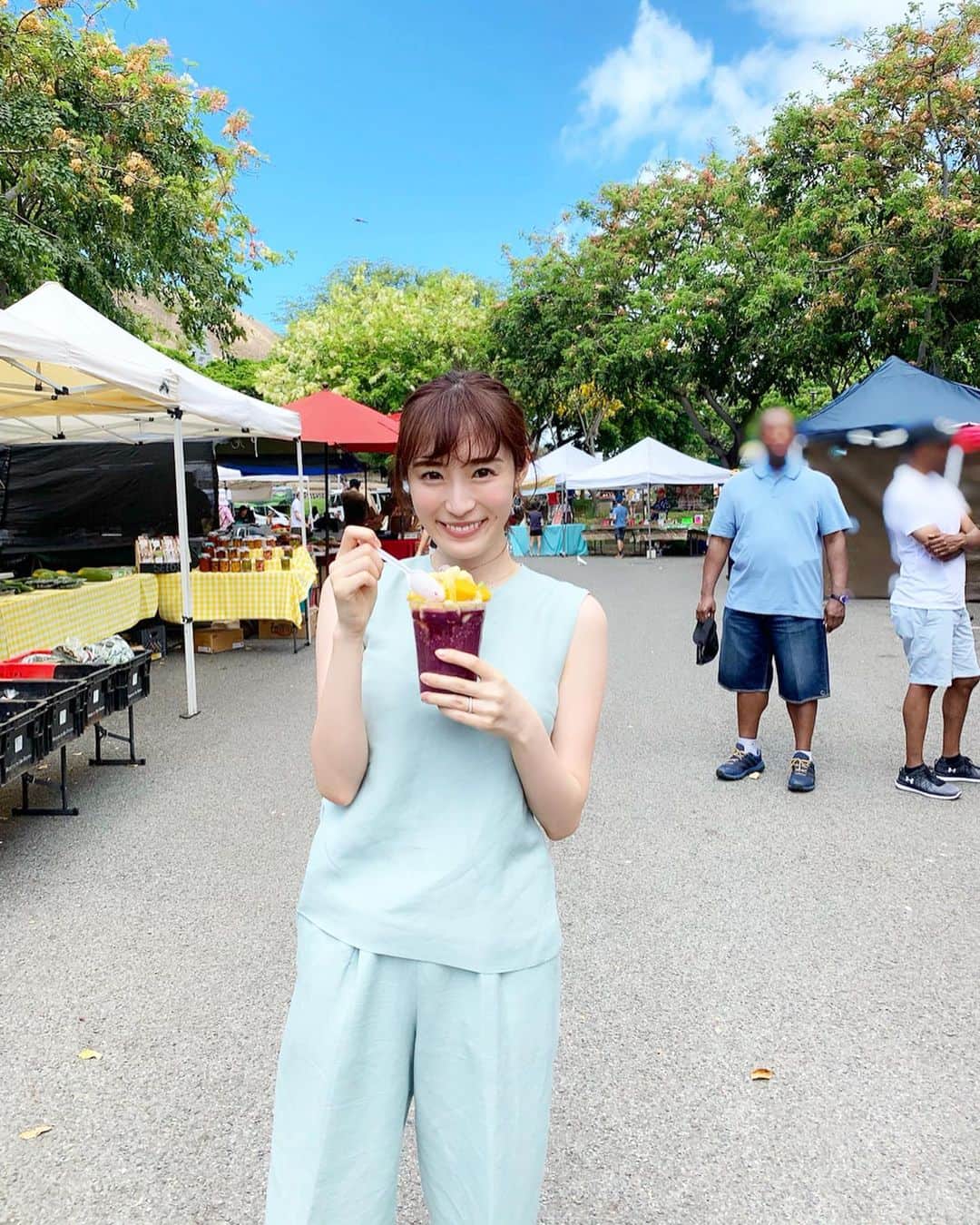 小林真由のインスタグラム：「⋆﻿ ⋆﻿ 土曜日の朝はKCCファーマーズマーケットへ🍍🍑﻿ 地元の食材や料理に心が躍る..💛﻿ 少し遅めに行ったら空いてました😋﻿ ﻿ アサイーボウル、ジンジャエール、﻿ スムージー、﻿あわびも美味しかった! 次行った時はグリーントマトフライも食べよ〜🍅 ﻿ #hawaii #Honolulu #waikiki #travel #farmersmarket #kccfarmersmarket #acaibowl #acai #fruit #fashion #milaowen #ハワイ #ホノルル #ワイキキ #旅行 #家族旅行 #子連れ旅行 #ミラオーウェン #ファッション #コーデ #ママコーデ #kccファーマーズマーケット #ファーマーズマーケット #朝市 #アサイーボウル #アサイー #ダイヤモンドヘッド #セットアップ」