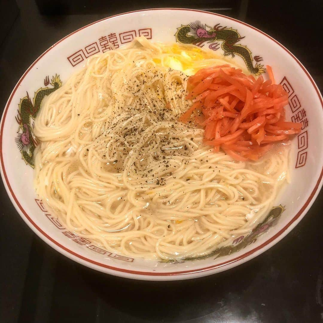 ラーメンみしゅくのインスタグラム：「博多ラーメン shin shin 海苔のせるの忘れてしもた。 お腹空きすぎて一気に2人前作った🙄 #たまごは失敗して割れた #ラーメン #博多ラーメン #shinshin #shinshinラーメン #インスタントラーメン」