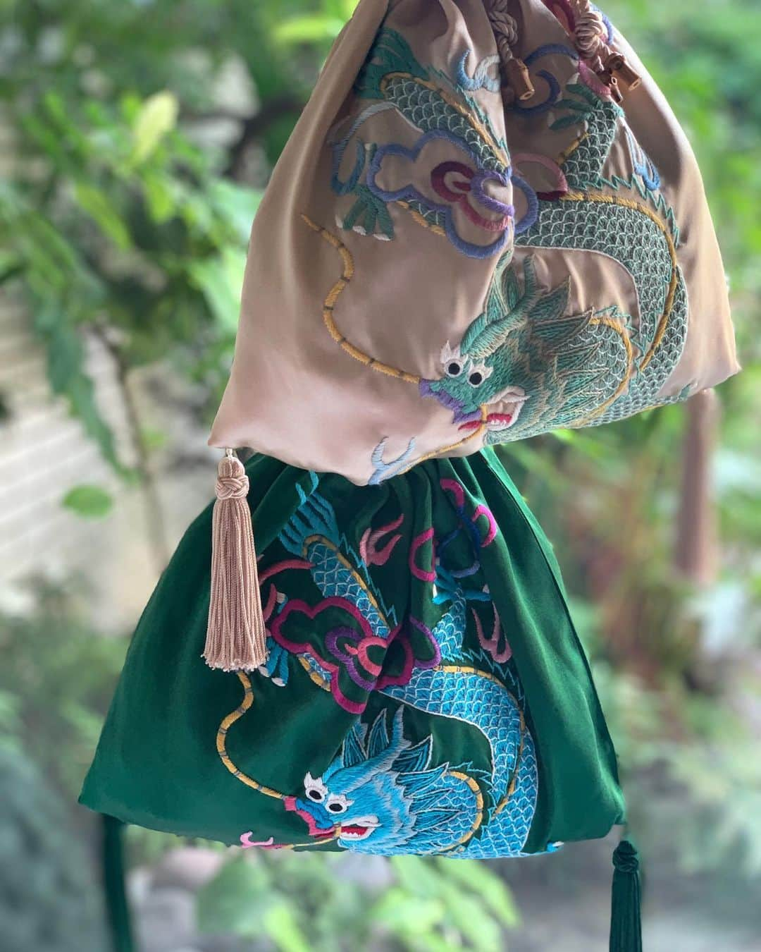 丸山敬太さんのインスタグラム写真 - (丸山敬太Instagram)「—-NEWS—- . 〈KEITA MARUYAMA YUKATA〉  These are available for purchase  at MAISON de MARUYAMA and Official online. We are looking forward to your next visit to the store. . . ケイタマルヤマの浴衣や小物を今年も丸山邸と公式オンラインストアにて登場いたしました。ぜひ皆様のご来店をお待ちしております。 . . *帯は参考サンプル . . ー丸山邸 MAISON de MARUYAMAー 営業時間 12:00〜20:00 （毎週月曜日定休・祝日営業） 東京都港区南青山4-25-10 TEL 03-3406-1935 . . . #陶器小花 #china #flowers #oriental #浴衣 #巾着 #keitamaruyama #ケイタマルヤマ #yukata #bag」6月5日 19時34分 - keitamaruyama_official