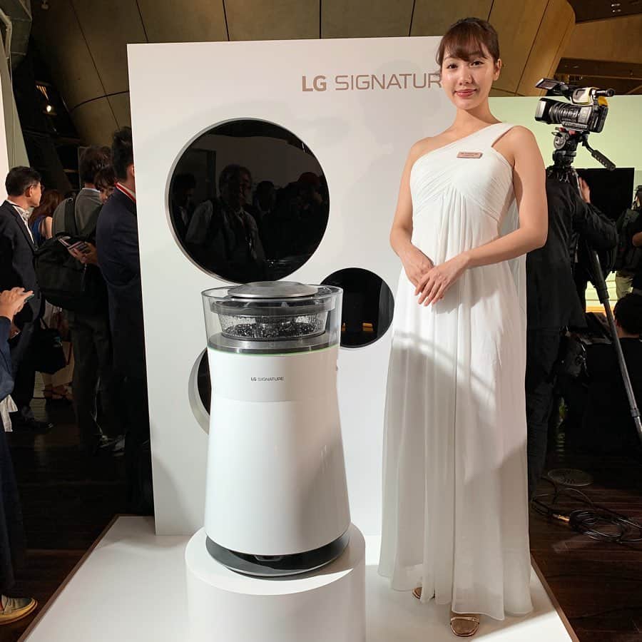 吉田美紀さんのインスタグラム写真 - (吉田美紀Instagram)「・ 家電の進化を感じ大興奮！！ ・ LGのプレミアムライン 【LG SIGNATURE】の 日本ローンチパーティーに伺いました！ ・ 見てください！ このTVの画質の素晴らしさ！2枚目 そして、この薄さ！3枚目 ・ センサーで開く冷蔵庫もすごく素敵だったし この空気清浄機のかっこよかった…⁎⁺˳✧༚4.5枚目 ・ 機能的、且つスタイリッシュ！ こんな素敵な家電に囲まれて いつか暮らしてみたいものです♡ ・  #LGSIGNATURE #TheArtofEssence #lg #party #日本初上陸 #家電」6月5日 19時27分 - miki__yoshida
