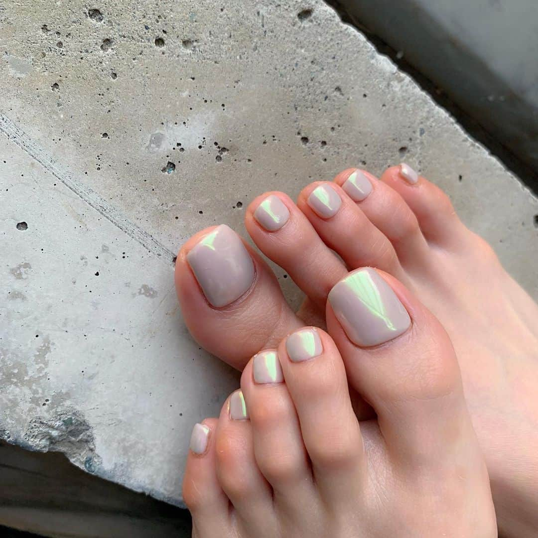 舟山久美子（くみっきー）さんのインスタグラム写真 - (舟山久美子（くみっきー）Instagram)「New Nail💅 夏も間近なので、ヘルシーなオレンジネイル🍊爪が綺麗に見えるようにラメをチラチラと入れてもらいました☺️ @cherielamer_asami  フットは、どんなサンダルとも合いそうなベージュベースで上品に。表面をキラキラとさせてニュアンス出してもらいました❣️ @cherielamer_rina 可愛い🥺✨ メンテナンスすると、やはりテンション上がる😉ありがとうございます！！ #nail #new #handnail #futnail #ネイル #フットネイル #夏ネイル」6月5日 19時28分 - kumikofunayama