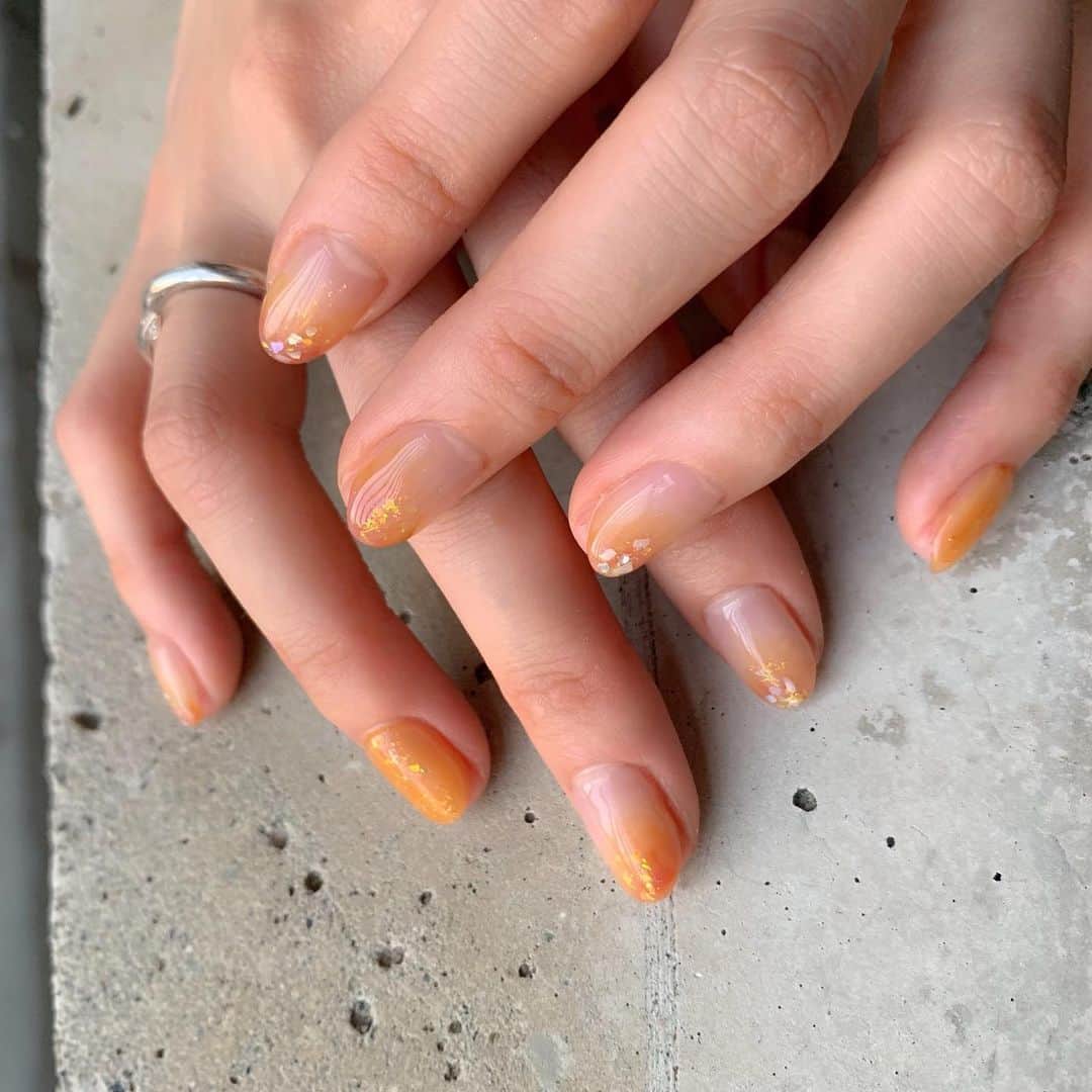 のインスタグラム：「New Nail💅 夏も間近なので、ヘルシーなオレンジネイル🍊爪が綺麗に見えるようにラメをチラチラと入れてもらいました☺️ @cherielamer_asami  フットは、どんなサンダルとも合いそうなベージュベースで上品に。表面をキラキラとさせてニュアンス出してもらいました❣️ @cherielamer_rina 可愛い🥺✨ メンテナンスすると、やはりテンション上がる😉ありがとうございます！！ #nail #new #handnail #futnail #ネイル #フットネイル #夏ネイル」