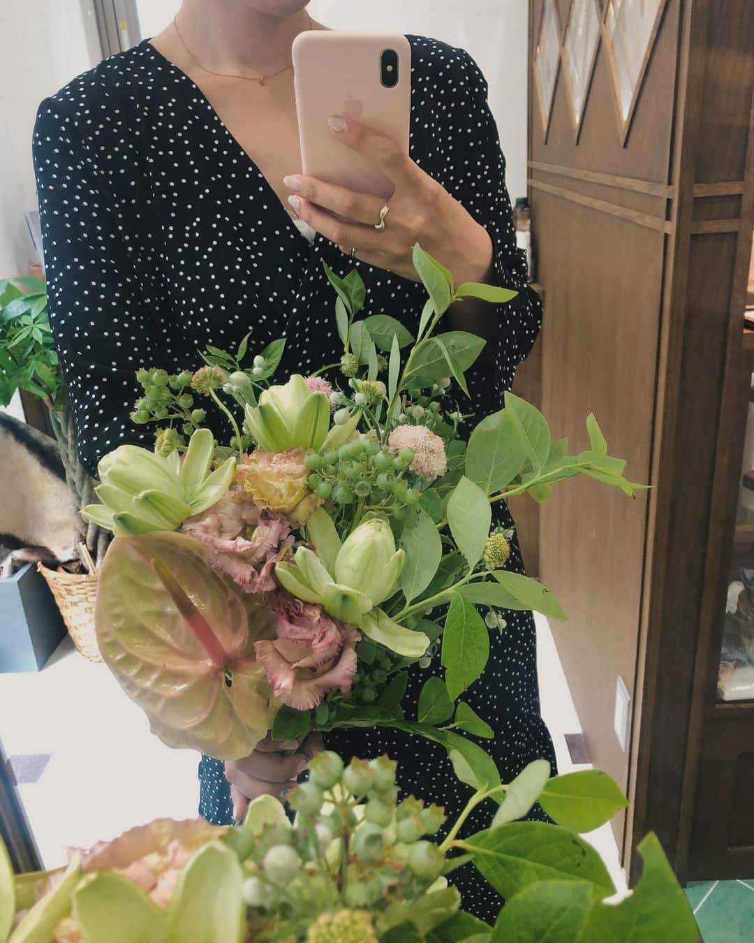 目見田早弥子のインスタグラム：「| bouquet 💐 アンスリウム使ったブーケが作ってみたくて... このピンクがかったグリーンがすっごい可愛い！ でも今こう見たら上下逆さまの方が良かったかも〜😂 反省して次回に生かそう、焦らずゆっくり〜🤣🌟」