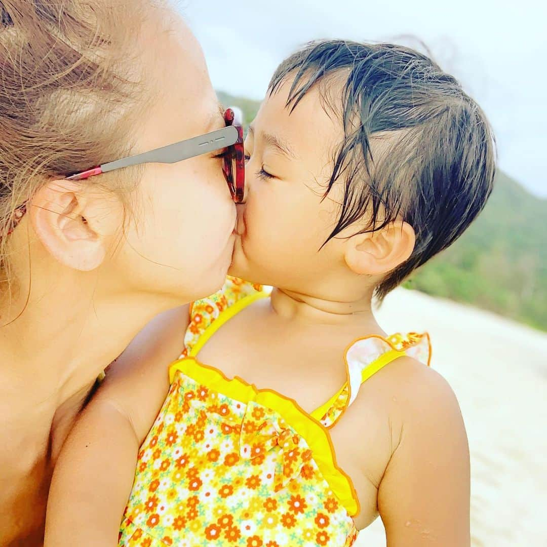 あびる優さんのインスタグラム写真 - (あびる優Instagram)「よつ葉🍀4歳1ヶ月🥰💕 4歳になってあっという間の1ヶ月☺️✨ 娘と過ごす毎日が今まで以上に愛しくて楽しいです🥰❣️ 大好きが止まらない🤤💕 #family#dauther#clover#love#cute#hug#sunnyday#trip#sea#ocean#nature#iloveyou#家族#親子#娘#愛娘#四葉のクローバー#4歳1ヶ月#愛しい#かわいい#海#自然#抱っこ#ハグ#胸キュン#癒し#大好き#愛してる」6月5日 19時34分 - yuabiru74