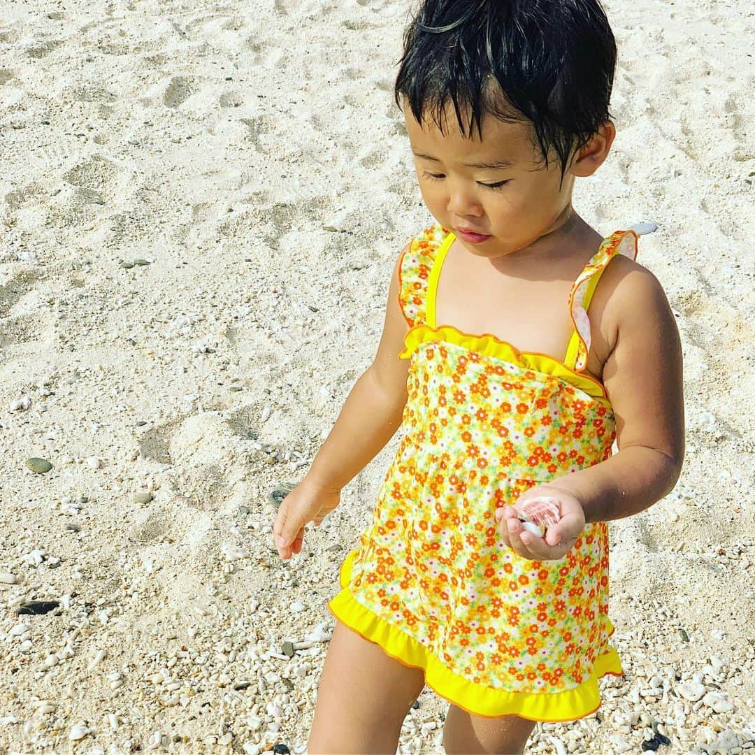 あびる優さんのインスタグラム写真 - (あびる優Instagram)「よつ葉🍀4歳1ヶ月🥰💕 4歳になってあっという間の1ヶ月☺️✨ 娘と過ごす毎日が今まで以上に愛しくて楽しいです🥰❣️ 大好きが止まらない🤤💕 #family#dauther#clover#love#cute#hug#sunnyday#trip#sea#ocean#nature#iloveyou#家族#親子#娘#愛娘#四葉のクローバー#4歳1ヶ月#愛しい#かわいい#海#自然#抱っこ#ハグ#胸キュン#癒し#大好き#愛してる」6月5日 19時34分 - yuabiru74