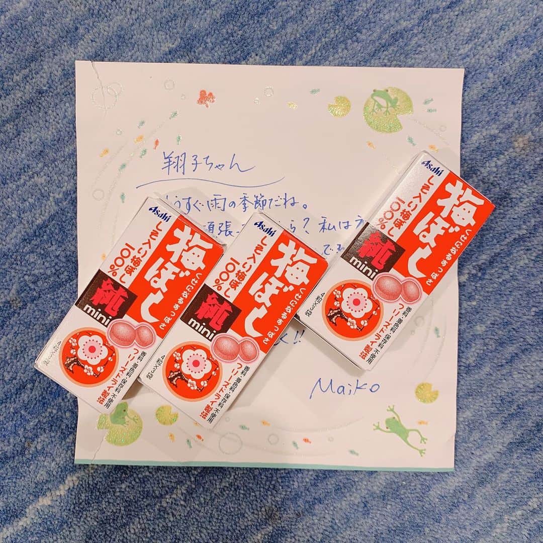若林翔子のインスタグラム：「* * 福岡に住む姉から小包が届きまして。 私たち兄弟が小さい頃大好きだった懐かしお菓子を送ってくれました🥴  みんなこれ知ってるかなぁ。 とりあえずこのお菓子が今も存在する事を知って、私たち若林家は大興奮だった笑🤣  すーーーっぱいけどなんかハマる😚  姉からの手紙にもなんだかほっこり😚 私も何か贈りたいなー * * #梅干し #純 #100パーセント」