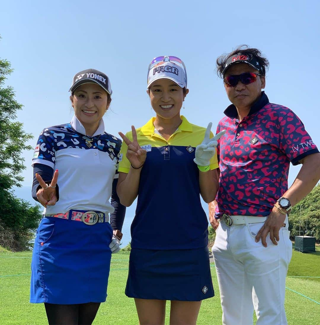 藤本麻子さんのインスタグラム写真 - (藤本麻子Instagram)「ヨネックスレディスゴルフトーナメント⛳️ 練習ラウンドは宅島美香さんと ラウンドしました😉⛳️ 美香さんも美香さんキャディーさんも @v12golf_official のウェアでした🤩👍🏻‼️ . . . #三愛石油#Obbli #PRGR#マツモトキヨシ #ユーロックジャパン #Nike#v12golf #タイトリスト」6月5日 19時37分 - aako528