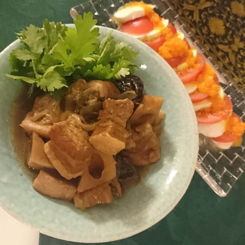 酒井千佳さんのインスタグラム写真 - (酒井千佳Instagram)「* このあいだよしたけさんちに遊びに行って 7時間ぐらい 同じ話ループしながら いっぱい喋ってきたよ。  今週末はあおいちゃん @tamaki_aoi.official  お誕生日。 おめでとう。  よしたけさん @fumiyoshitake 作の 豚の角煮がめちゃおいしくて ばくばく食べちゃった。  ごちそうさまでしたー。  #happybirthday #豚の角煮 #また遊びにいきます #よしたけさんち #oha4  #おはよん仲間」6月5日 19時42分 - sakaichikaaaa