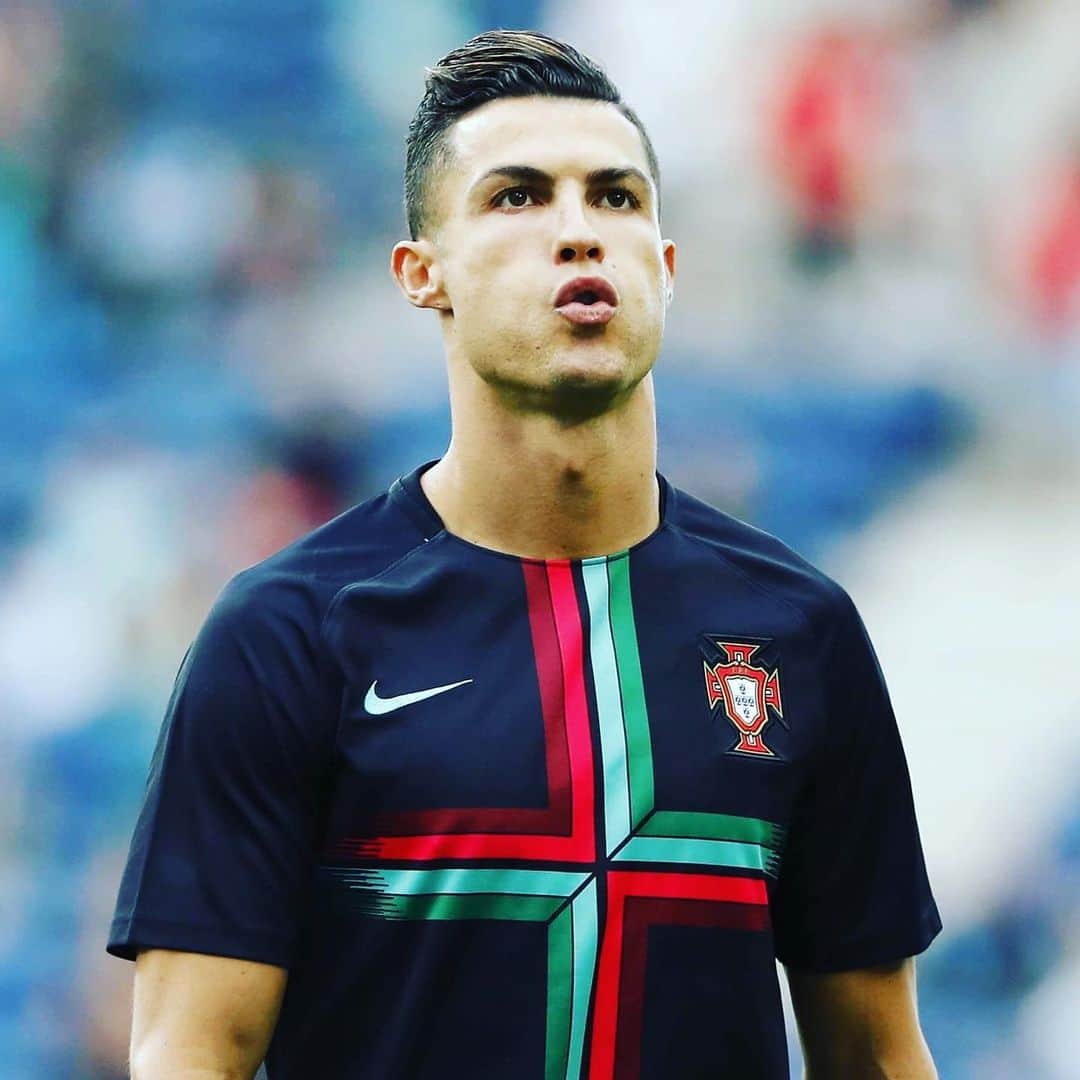 カルロス・テベスのインスタグラム：「@cristiano in one emoji______」
