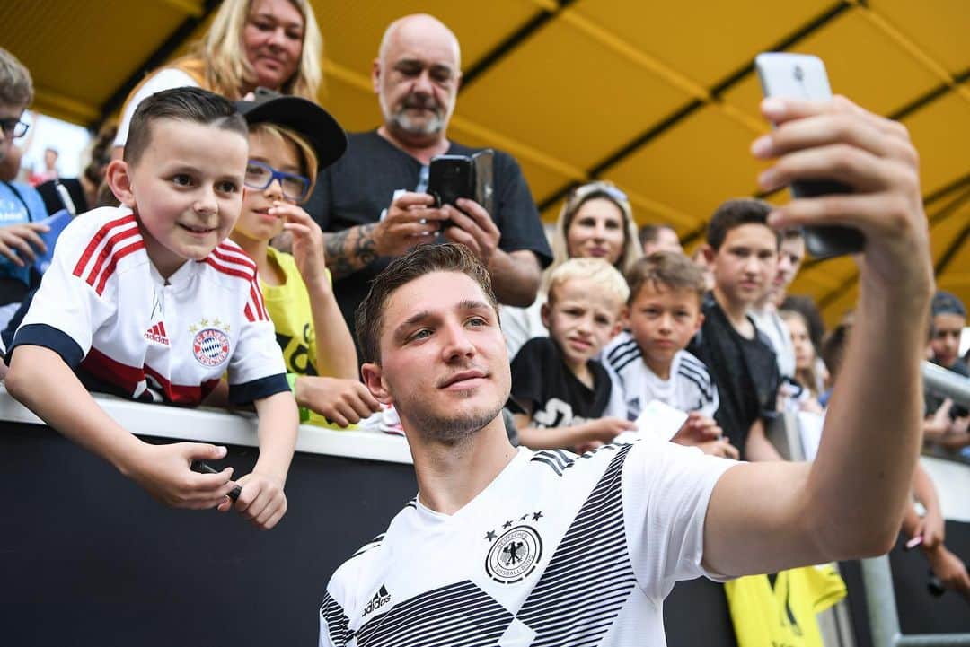 ニクラス・シュタルクのインスタグラム：「Danke Aachen! Hat heute sehr viel Spaß gemacht mit euch zu trainieren 😊🤳 @dfb_team」