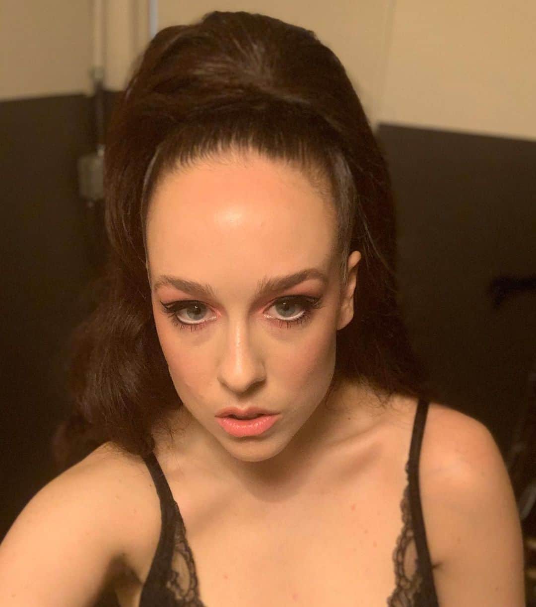 アリー・エックスのインスタグラム：「Eat my forehead. In all its glory. Do you want to eat my forehead? Comment with a forehead emoji if YES. Comment with a forehead emoji if NO.」