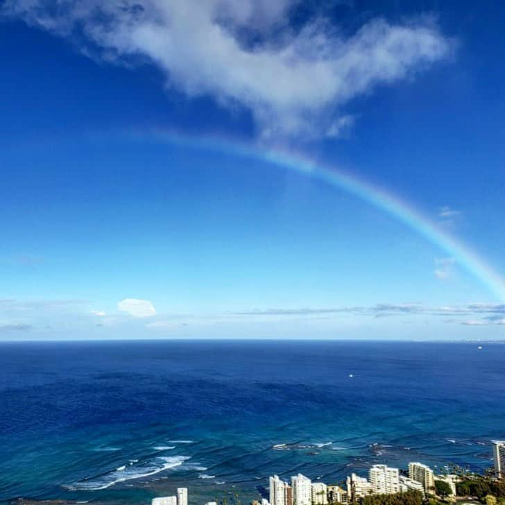 マキ・コニクソンさんのインスタグラム写真 - (マキ・コニクソンInstagram)「Good morning from Diamond Head!! 朝から虹🌈。幸先良いっ！😊今日は忙しい一日になるけど忙しいときこそ物事丁寧にこなして余裕なくても”余裕あるふり”して(笑) 頑張ります！💪🏼お互い人に対しても自分のとる行動一つ一つに対しても仕事に対しても意識して丁寧に接していこうね！👍🏼 余裕がなくなったらいったん深呼吸をして気持ちをリセットしましょう！👍🏼 Have a Happy Day!! 💕💕 #ハワイのおすそ分け🤙🏼 #虹のおすそ分け🌈 #何に対しても丁寧に！☝🏼 #自称虹ハンター🌈」6月6日 5時19分 - makikonikson