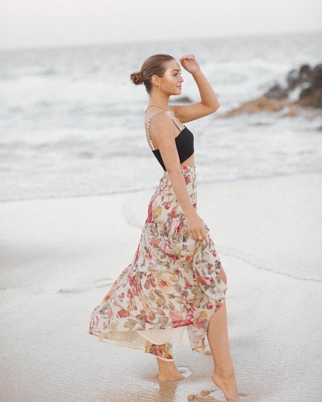 Kelsey Simoneさんのインスタグラム写真 - (Kelsey SimoneInstagram)「Running through the wet sand in a long flowing skirt is a messy, but cute idea 🌊 #awaywithjouer」6月6日 5時22分 - k.els.e.y
