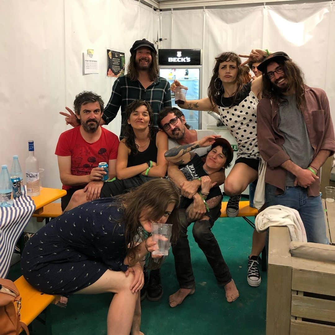 コートニー・バーネットのインスタグラム：「Grazie grazie Ravenna!!! 🇮🇹 & thank god 4 @tropical_fuck_storm #grazie #follow @loveonthelawn photo by @used_eyebrows (miss u already x)」
