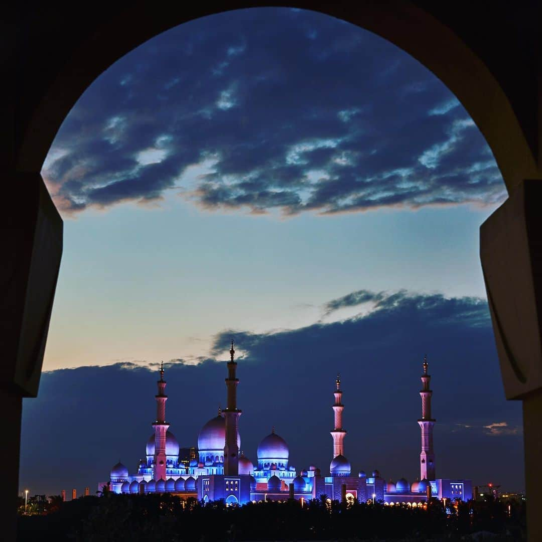 Michael Yamashitaさんのインスタグラム写真 - (Michael YamashitaInstagram)「Sheikh Zayed Grande Mosque in Abu Dhabi - wishing all my Muslim friends a wonderful Eid al-Fitr. The "Festival of Breaking the Fast" marks the end of Ramadan, the Islamic holy month of fasting. The timing of Eid al-Fitr begins with the first sighting of the new moon, and it often varies from country to country. For many the festival began on the 4th or 5th of June.  It is celebrated for one to three days, with feasts, gatherings, gift-giving, and prayer. #eidmubarak2019 #eidalfitr #sheikhzayedmosque #abudhabi」6月6日 5時26分 - yamashitaphoto