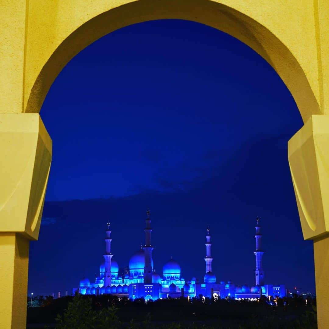 Michael Yamashitaさんのインスタグラム写真 - (Michael YamashitaInstagram)「Sheikh Zayed Grande Mosque in Abu Dhabi - wishing all my Muslim friends a wonderful Eid al-Fitr. The "Festival of Breaking the Fast" marks the end of Ramadan, the Islamic holy month of fasting. The timing of Eid al-Fitr begins with the first sighting of the new moon, and it often varies from country to country. For many the festival began on the 4th or 5th of June.  It is celebrated for one to three days, with feasts, gatherings, gift-giving, and prayer. #eidmubarak2019 #eidalfitr #sheikhzayedmosque #abudhabi」6月6日 5時26分 - yamashitaphoto