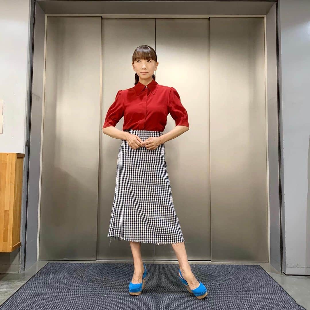 藤原美智子さんのインスタグラム写真 - (藤原美智子Instagram)「1枚目は昨夜の #ショップチャンネル の時のファッションです。 ・ 最近のお気に入りの #赤いブラウス に、白とネイビーの格子柄のスカート。それに前回のショップチャンネルの時にも履いたブルーの #ウェッジヒール を合わせました。 ・ スカートの裾がほつれているように見えますが、切りっぱなしのデザインなんです〜😄 ・ 2番目は番組中の写真。手に泡がついてますが、これが昨日のpostに書いた新商品の #スパークロイドパック。 ・ 肌にのせるだけで発砲していき、簡単に #毛穴の汚れ をかきだし  #角質ケア ができて #美容成分 も与えてくれるので、洗い流した後は #くすみ がとれて #トーンアップ するし、シットリ❣️ 私は一包を顔と首、手にも使っています。 ・ 特に、これから肌を露出する季節。試してみてみて欲しい一品です😆 ・ ご覧になっていただいた皆さま、キャストの佐々木ひとみさん、スタッフの皆様、ありがとうございました💓  #ファッションコーデ #stellamccartney #simonmiller  #ジャンヴィトロッシ #一石三鳥 #のパック 😆 #面倒くさがり #さんにも #ぴったり 😄 #視線 #あっち向いてホイ 😅」6月6日 5時41分 - michiko.life
