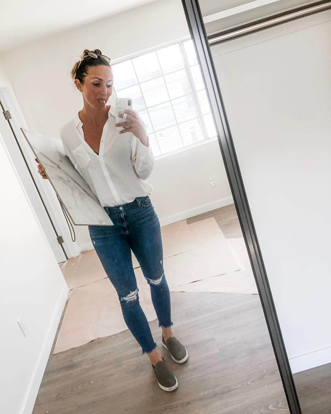 クリスティン・ヒルデブランドのインスタグラム：「Last weekend when I posted that I was at my boss’ birthday party, lots of you asked who I worked for / what I was doing. Here’s the scoop: after taking classes at the Academy of Interior Design up in LA, I got a dream interview / job opportunity with a kickass developer who works all throughout the LA area. He acquires properties, guts em’, designs em’, and then rents em’ out / sells em’ for market value.  He took a major risk on hiring me being that I am relatively new to the design world — in his words, “because of the great recommendation that my advisors at the interior design academy gave me, & my elite background as a professional athlete.” So here I am. At work. (My official job title? In-house designer 🤩). In an empty building being brought back to life by hardworking contractors, to be designed by me! Lil’ ol’ me! Currently I’m designing several of his properties — one in Venice Beach, one in West Hollywood, one in Culver City, and one that we just finished in Santa Monica. . Additionally — as some of you already know — I started my own interior design business, and have been in total hustle mode on that front, too. Building a biz is no joke! ☠️ 💪🏼 Every new design opportunity is super exciting and very humbling. I’m currently working with 9 different clients on  really cool projects (can’t wait to share!)— one from Chicagoooo that found me via my biz insta —> (@kh.interiors ) & contacted me through my website (link is in my bio!!) to hire me to design their GORGeous home in the suburbs. This darling fam is flying me there this weekend to walk through the property to talk through design decisions / take measurements for furnishings & then I’ll work on the rest of the project remotely until the install when they’ll fly me back out to put everything we’ve ordered together. I’m so excited! I have been in total head-down grind-mode building this thing as I’ve had to start from scratch, & I know I’ve got a long way to go, but I’m proud of where I’ve come. Anyway thanks for letting me share. ❤️oh and for those of you thatve asked, our nanny is part-time. I stay home with Rhett Wednesday’s and Thursday’s (which I CHERISH) k that’s all😘😘😘」