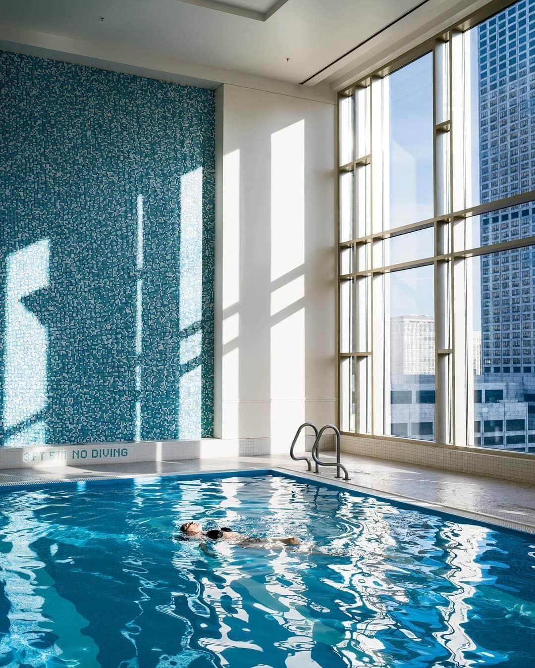 The Peninsula Hotelsさんのインスタグラム写真 - (The Peninsula HotelsInstagram)「At @thepeninsulachi, a visit to our sun-filled indoor pool is a must-do! 📸 @chicagomag and @clarissabonet. . . . . . . . . #peninsulahotels #luxuryhotels #luxuryhotelexperience #luxurytravel #travel #beautifuldestinations #welltraveled #traveldiaries #jetset #jetsetter #hotel #hotellife」6月6日 5時43分 - peninsulahotels