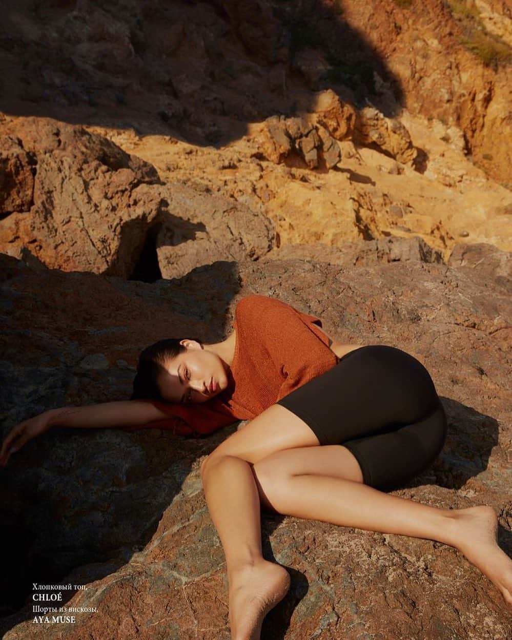 シャニーナ・シャイクのインスタグラム：「lazy morning 👄 new from @lofficielukraine」