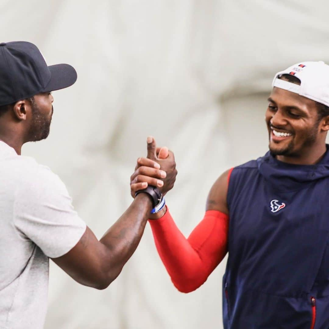 マイケル・ヴィックさんのインスタグラム写真 - (マイケル・ヴィックInstagram)「Got a chance to spend some time with my guy @deshaunwatson talking football and watching some legendary highlights for #NFL100. It was an honor!!! You can catch this episode during the season on @nflnetwork @NFL. Stay tuned... #QBmojo 📷 @HoustonTexans」6月6日 5時45分 - mikevick