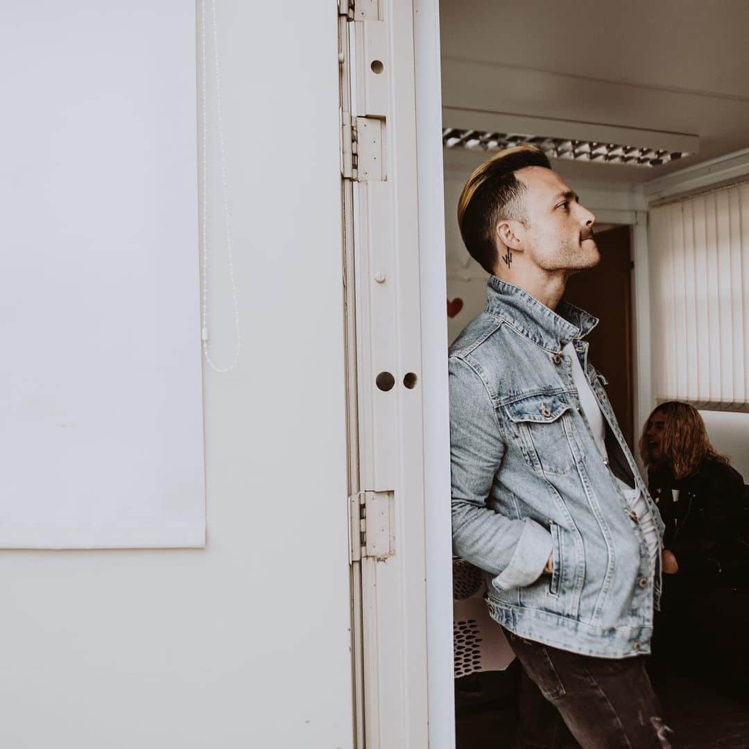 ニック・マーティンのインスタグラム：「This right here is me trying to play it cool, but really it’s me nervous & anxious before playing the show at @allpointseastuk. SOOO many things running through my head. I’ve mentioned it before, but there’s never a show I play that I’m NOT nervous beforehand. It’s a “good” nervous though. It’s those anxious butterflies and the feeling like time is moving so slowly leading up to getting on stage. It’s hard to explain, maybe it doesn’t make any sense, but as soon as I saw this photo, I knew EXACTLY how I was feeling in that moment. But FUCK, it feels so good once I step foot onstage and I hit that first note. All that built up anticipation pays off in words that I could never properly describe. I really love what I do. Thank you @anabasismedia for catching this 🙌🏽」