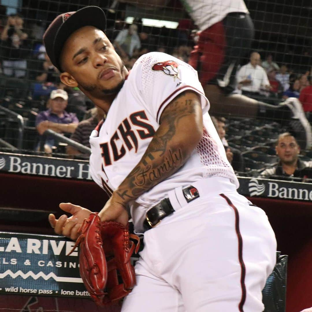 アリゾナ・ダイヤモンドバックスさんのインスタグラム写真 - (アリゾナ・ダイヤモンドバックスInstagram)「When you see your boy taking the field without you. 🤨」6月6日 5時53分 - dbacks