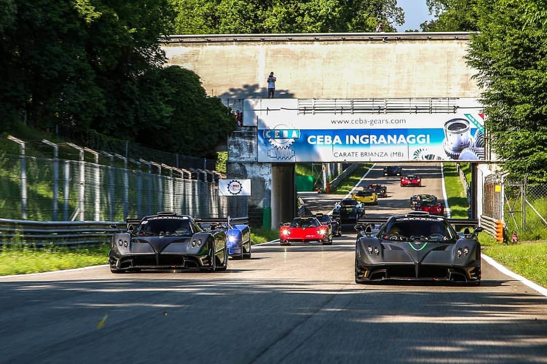 パガーニ・アウトモビリのインスタグラム：「There are moments in life you will never forget.  This pic is one of them, the Pagani convoy parading at the end of the Pagani Open Day: 33 hypercars signed by Horacio Pagani, all together to celebrate the Zonda 20th Anniversary once more.  #pagani #zonda #zondas #zondaf #zonda20 #zonda20anniversary #huayra #huayrabc #huayraroadster」