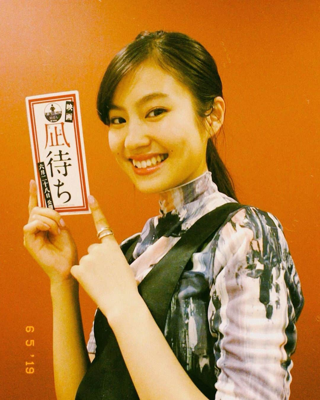 恒松祐里さんのインスタグラム写真 - (恒松祐里Instagram)「昨日の完成披露試写会ありがとうございました😊 映画「#凪待ち 」は6／28公開です。 あと22日後！ 心してお待ち下さい🐳 ㅤㅤㅤㅤㅤㅤㅤㅤㅤㅤㅤㅤㅤ #昨日の衣装とメイクも素敵でした😌  リリーさん始め皆さんから見るたびに大人っぽくなるね！と言われ、「メイクと衣装の効果です！」と言ったのですが、心の中はとてもニヤけていました。 #褒められると素直に返せない（汗） #まだまだ内面は子供ですね… 本当は嬉しい気持ちで一杯でした💛 ㅤㅤㅤㅤㅤㅤㅤㅤㅤㅤㅤㅤㅤ #恒松祐里」6月6日 6時04分 - yuri_tune