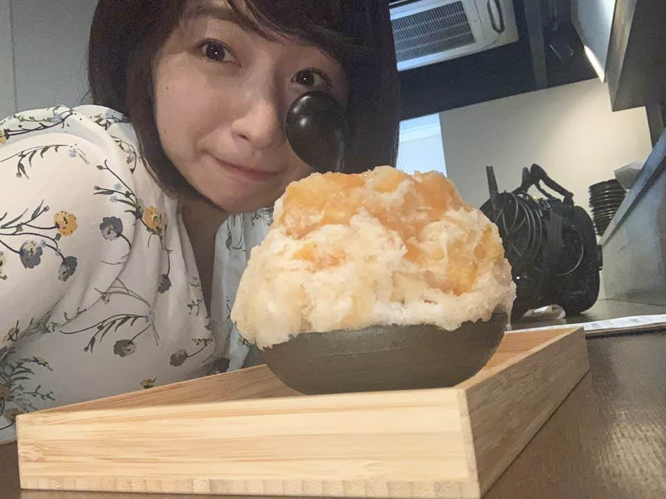 稲富菜穂さんのインスタグラム写真 - (稲富菜穂Instagram)「昨日はおはよう朝日ですロケでした！  かき氷ロケへ行って三軒とも ぺろり〜っと頂いちゃいました😋. なので写真がないんです。←. . でも神戸三宮にある、 #こおり屋bambu さんの時 待ち時間中、撮影とは関係なく #枇杷かき氷 を作って下さり写真が撮れました😭. . なんとお優しい...😭. びわも久しぶりに食べたけどもうほっぺが落ちそうなびわの甘さだった😭自然の甘み最高！ロケで食べたかき氷も早く伝えたい😭✨. . どのお店も皆さん暖かく優しくて感謝でしたし、 個性があって、どこもまた行きたいぃぃっ！ （ちぃちゃんと行くって勝手に決まってる）. . O.Aは19日水曜予定です。. 再来週是非チェックして頂けると幸せですし、かき氷好きの方はぜひに🍧！！！！！！！！！. . #おはよう朝日です #おは朝 #6ch #ABC  #ロケ #撮影 #tv #リポーター #レポート #かき氷 #スイーツ #sweets #美味しかった #宜しくお願いします #🙇‍♂️」6月6日 5時57分 - inatomi74