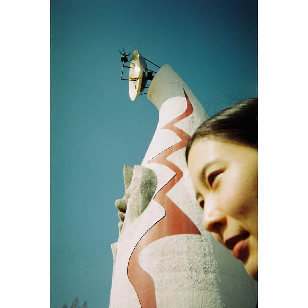 前田エマさんのインスタグラム写真 - (前田エマInstagram)「太陽の塔へ。 赤鹿ねえさん @mayafactry  万博デートに付き合ってくれて さんきゅう。てんきゅう。」6月6日 6時09分 - emma_maeda