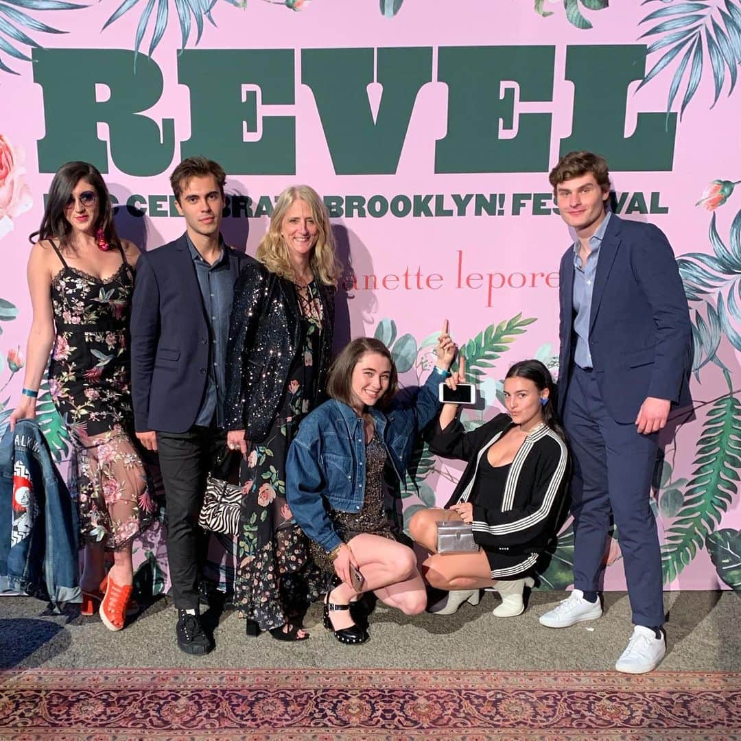 ナネットレポーのインスタグラム：「Never leave home without an entourage...」