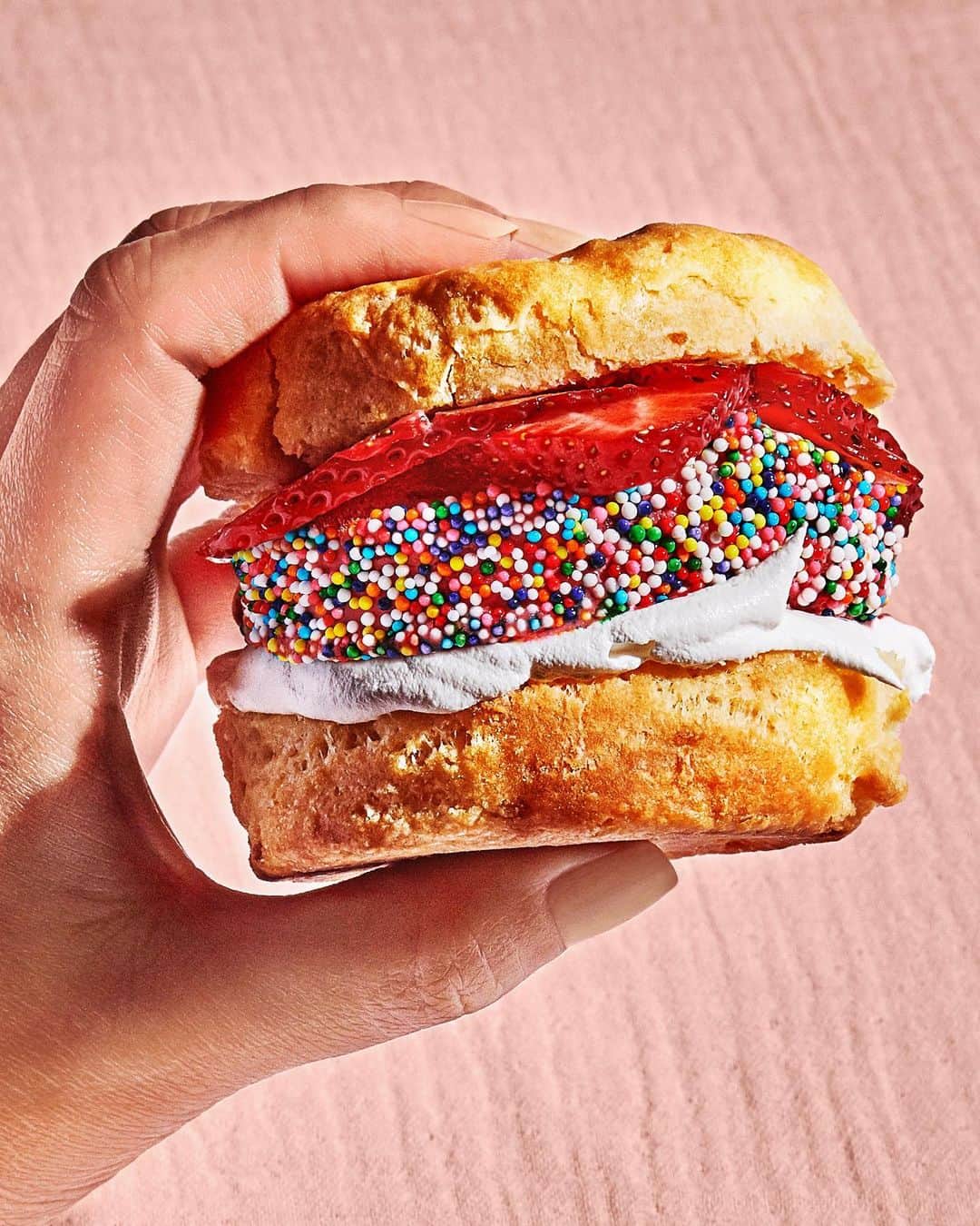 Chobaniのインスタグラム：「Happy #WorldPride! 🌈 For the month of June, visit the Chobani Café and try our limited edition Strawberry Sprinkle Sandwich 🍓—one of three delicious menu items, made exclusively for #PrideMonth. Sink your teeth in strawberry frozen yogurt rolled in sprinkles, sandwiched between a Mason Dixie @masondixiebiscuitco sweet corn biscuit, topped with strawberries and whipped cream. Available now until June 30th. Tag a lover! 💜 💚❤️ 📸: @codyguilfoyle」