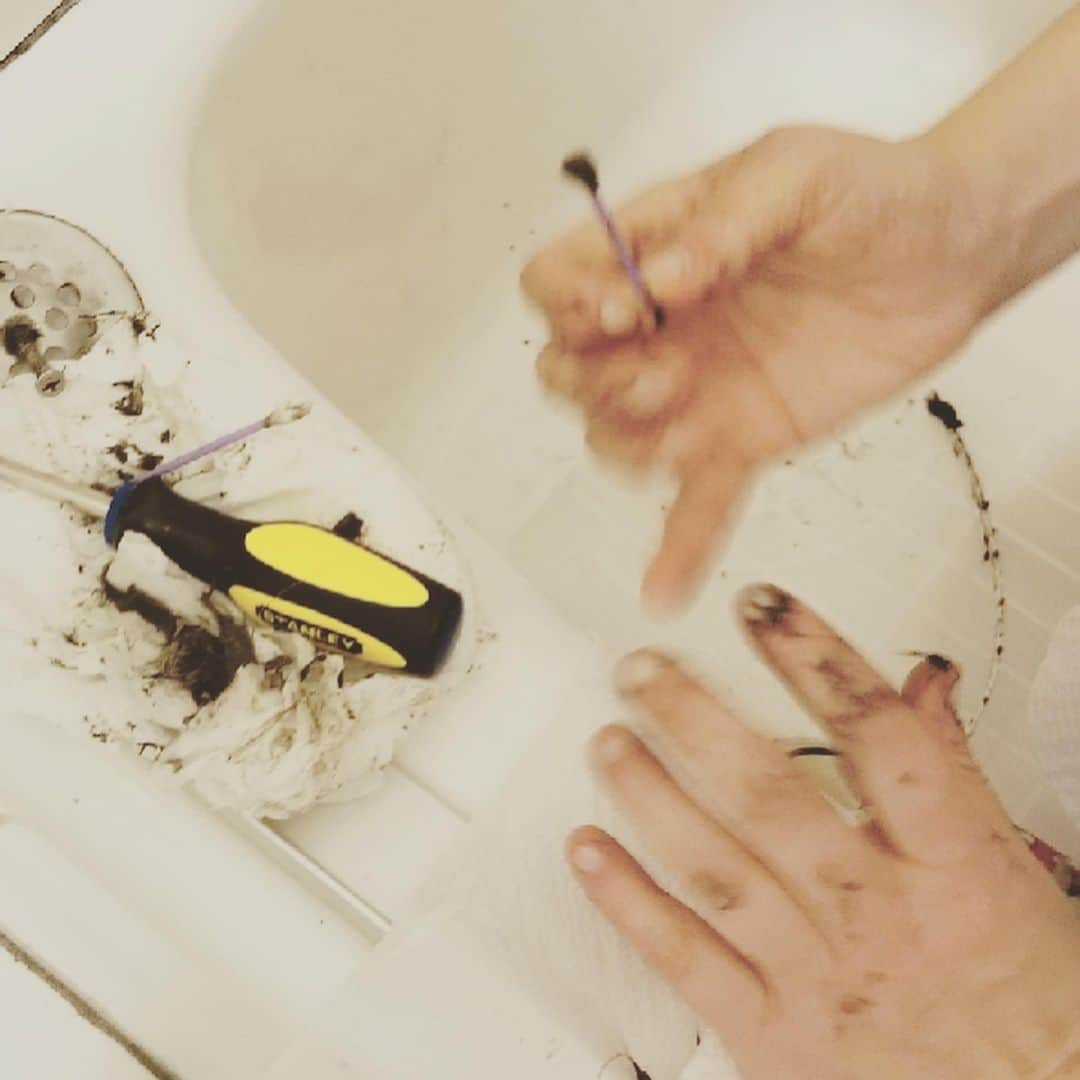 メイム・ビアリクさんのインスタグラム写真 - (メイム・ビアリクInstagram)「Well folks. What’s unemployment like? It’s like being a plumber for my mom. Her bathroom sink and tub hadn’t been cleaned out in years and she called on me to do it. I don’t mind getting my hands dirty and I LOVE fixing things. But I didn’t need her “How much do you charge?” and “Send me an invoice” jokes as I removed hair and slime from the drains 😂 . Everything is fine now. #moms #madrespectforplumbers (Warning for the faint of heart: the last photo is pretty gross)」6月6日 6時20分 - missmayim