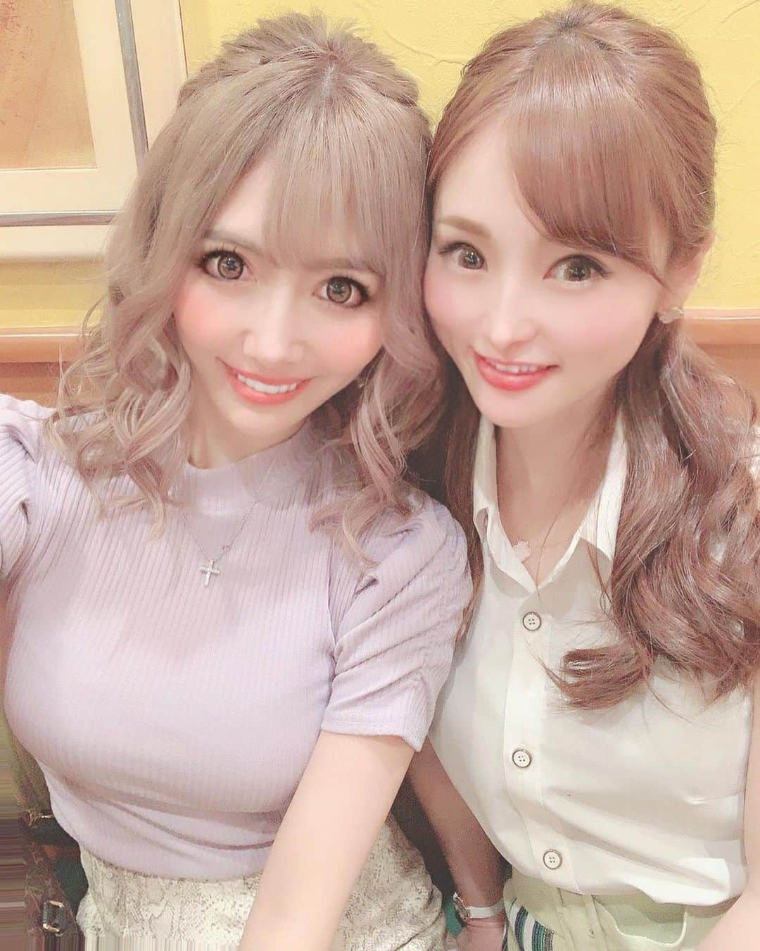 吉川ちえさんのインスタグラム写真 - (吉川ちえInstagram)「大好きな友だち👭💕と 会えて本当に元気もらった😗💘 ． 10年くらいの仲かな？👼🌈 毎年✈️海外旅行いったり朝まで語り尽くしたり相談のってくれたり私が家がない時ずっと一緒にいてくれた大親友🥺❤️💜 ． 私がこうやって紙面📖に出れるようにったのも彼女のおかげ✊✨ 「雑誌に応募してみたら？😊」このアドバイスがきっかけでもある🧜‍♀️💕 ． ずっと双子の事応援してくれてて めーっちゃ嬉しい😻❤️❤️ ． 自慢なんだけどわたしの友だちは可愛い子💕多くてしかも内面も凄く良い子ばかりで優しくて本当に友だち👭恵まれてる(*´•ω•`*)❤️💜てへへ😘 ． #friend #Love #大親友 #親友ちゃん #旅友」6月6日 6時21分 - yoshikawachie_16