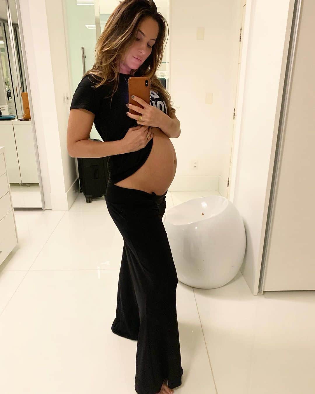 Claudia Leitteのインスタグラム：「🤰🏼Menininha grande aqui dentro!! Geralmente, à noite a barriga fica maior. Depois do jantar é uma beleza! Modo Hibernação ATIVAR! #Bela」