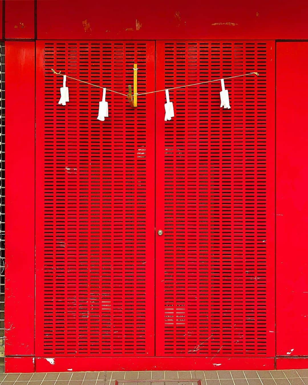 tsuno2noのインスタグラム：「5.June.2019 注連縄⛩ . #ザ壁部 #igersjp #instagram #こんななの #minimalint #9minimal7 #ic_minimal #arkiminimal #rsa_minimal #indies_gram #tv_simplicity #popyacolour #jj_minimalart #arte_minimal #タグキング👑 #minimalmood #shotoniphone #soulminimalist #indies_minimal #screen_archive #instagramjapan #minimal_greece #ig_minimalshots #unlimitedminimal #paradiseofminimal #minimal_perfection #jj_doorsandwindows #ihaveathingforminimal .」
