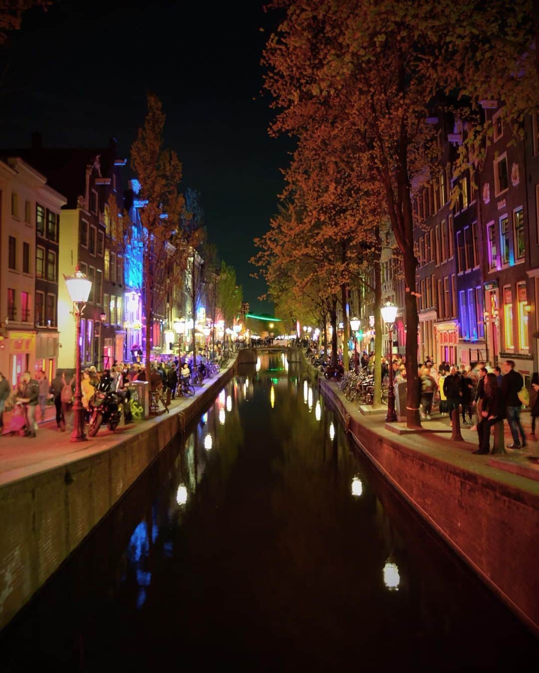 KUNIKAのインスタグラム：「Mysterious Amsterdam night... ☾  建物も空気もなんとなく歪んでる、妖艶で摩訶不思議なアムステルダムの夜。」