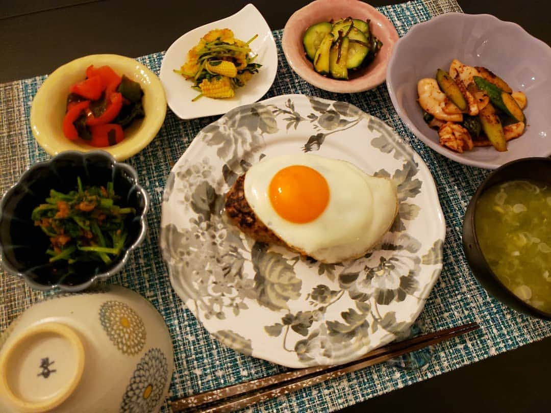 田辺岬さんのインスタグラム写真 - (田辺岬Instagram)「おうちごはん🍽️❤済州旅行🇰🇷 . チーズインハンバーグ いかとアスパラのXO醤炒め ほうれん草の梅おかか和え わかめとトマトのサラダ ベビーコーンと豆苗のバター炒め ズッキーニナムル あおさのお味噌汁 . もともとはご飯以外も載せてたけど、なんだか最近載せづらいからご飯と一緒に更新🤣 興味ない方はご飯だけご覧ください🤣 . 久しぶりに連休で済州島に～✈️ 天帝淵瀑布の滝の水が綺麗すぎて本当に感激😭❤ 済州グルメもしっかり食べられていい旅行になりました🤭 . #おうちごはん#アスリート飯#アスリートフードマイスター#栄養士」6月5日 21時46分 - t.misaki815