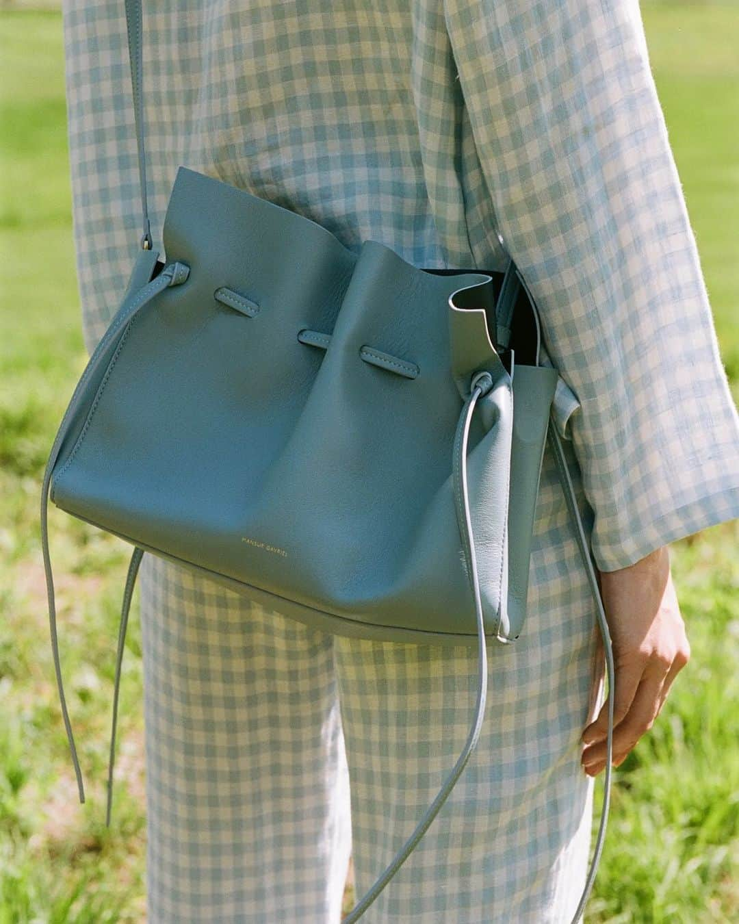 マンサー ガブリエルさんのインスタグラム写真 - (マンサー ガブリエルInstagram)「MG Protea Bag in Grey Blue Lambskin, available at @harrods 💙#mansurgavriel #harrods」6月5日 21時38分 - mansurgavriel