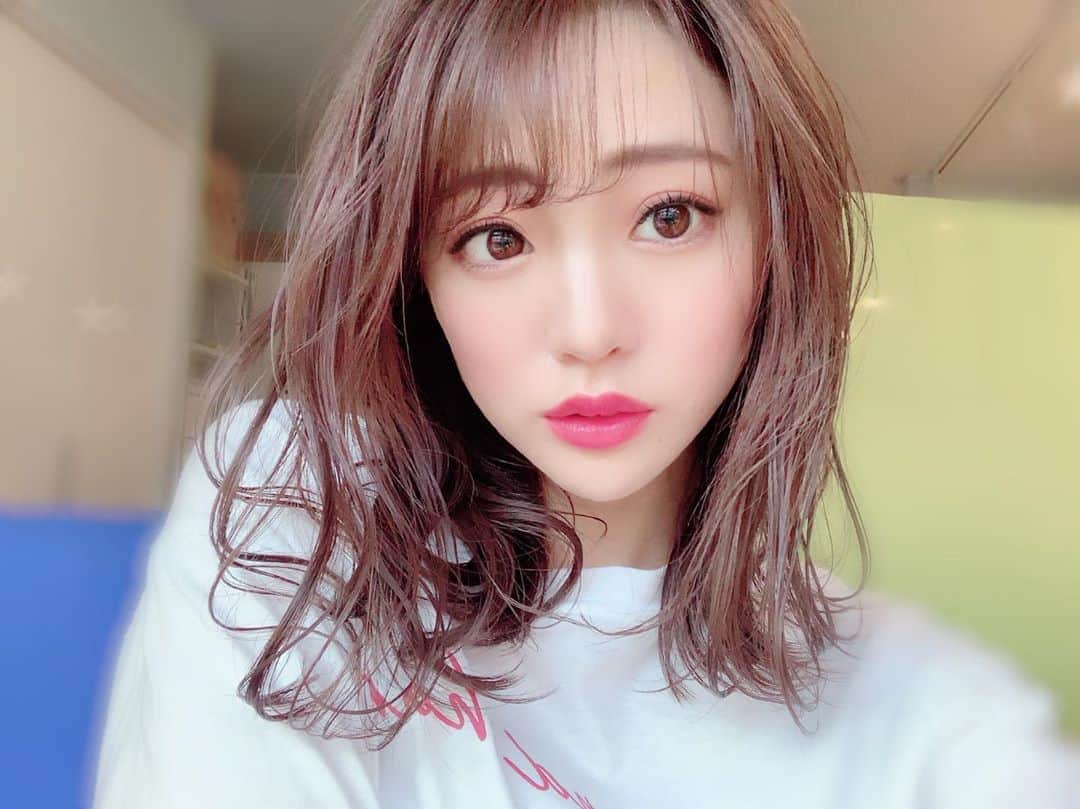志田友美（ゆうみん）のインスタグラム：「. そういえばインスタに髪切ったの載せてなかったね😬😬 だいぶ前に切りました😬w とても乾かしやすく軽いです😚 もうロングにしたいです🥺🥺🥺 カラーは @lapis_anju さん💇‍♀️ . #newhair #haircolor #ミディアムヘア #無造作ヘア #japanesegirl #instagood #instadaily」