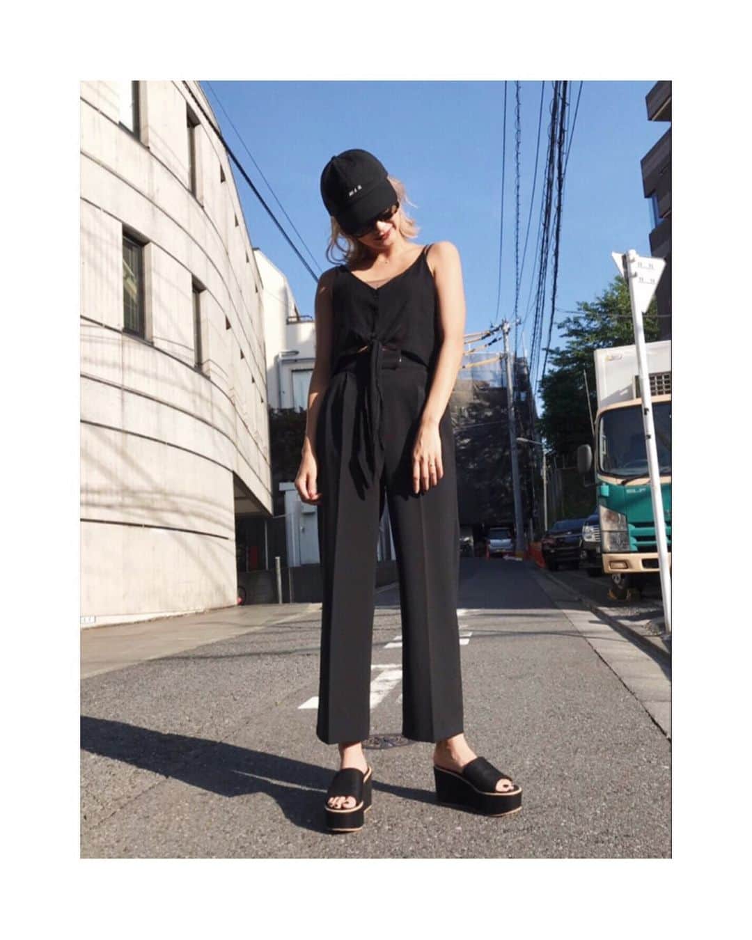 AMAILさんのインスタグラム写真 - (AMAILInstagram)「#AMAIL @aiinoshima ”この夏おすすめするCAP” 毎日のスタイリングに、定番のブラックカラーがお勧め。 夏のブラックコーデに取り入れることで、カジュアル且つカッコイイが実現。 《item》 AM genderless embroidery cap ¥4,500+tax color:BLK 6月商品 6月7日12:00〜予約販売予定。 #aiお勧めコーデ #capコーデ  #166cm」6月5日 21時41分 - amail_official
