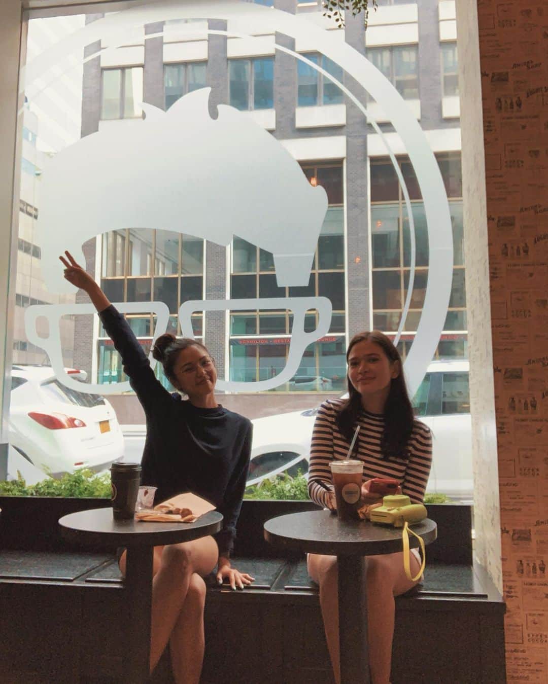 Kim Chiuさんのインスタグラム写真 - (Kim ChiuInstagram)「“Friends are those rare people who ask how we are and then wait to hear the answer.” -E.Cunningham 👯‍♀️. . . had so much fun in nyc with my sister from another father 😅 remember im always here for you,.. one text away is all you need! take care of yourself momsy, specially your heart. *hugs ❤️ xoxo gossip girl upper east side!!! 😅 #serenavanderwoodsen #blairwaldorf 😝 @bela」6月5日 21時41分 - chinitaprincess