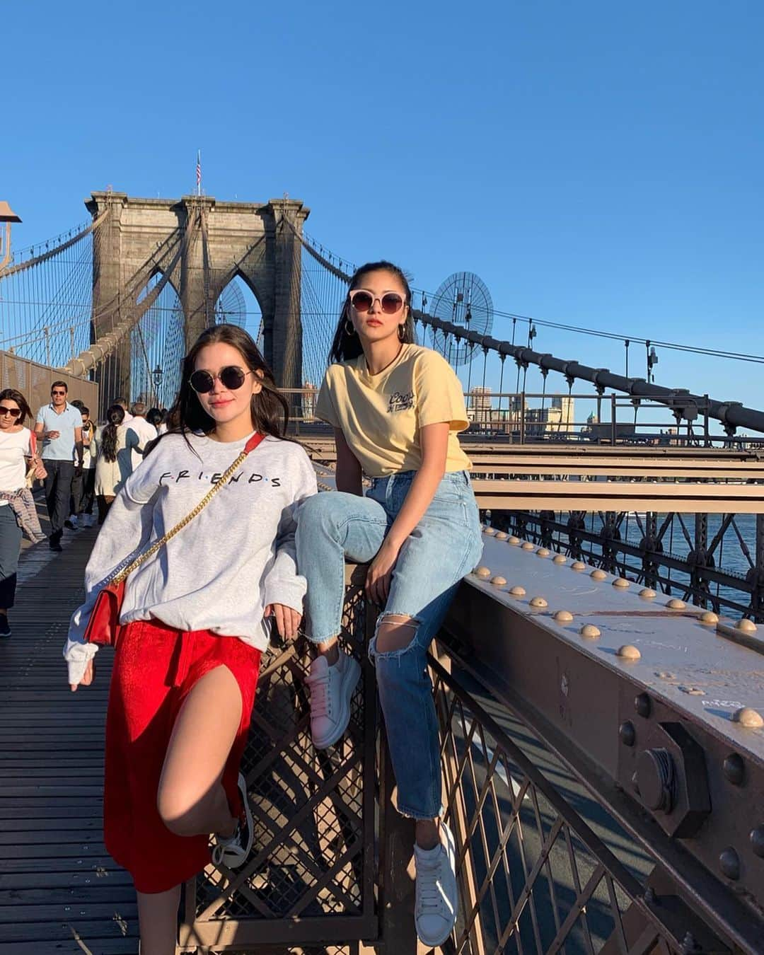 Kim Chiuさんのインスタグラム写真 - (Kim ChiuInstagram)「“Friends are those rare people who ask how we are and then wait to hear the answer.” -E.Cunningham 👯‍♀️. . . had so much fun in nyc with my sister from another father 😅 remember im always here for you,.. one text away is all you need! take care of yourself momsy, specially your heart. *hugs ❤️ xoxo gossip girl upper east side!!! 😅 #serenavanderwoodsen #blairwaldorf 😝 @bela」6月5日 21時41分 - chinitaprincess